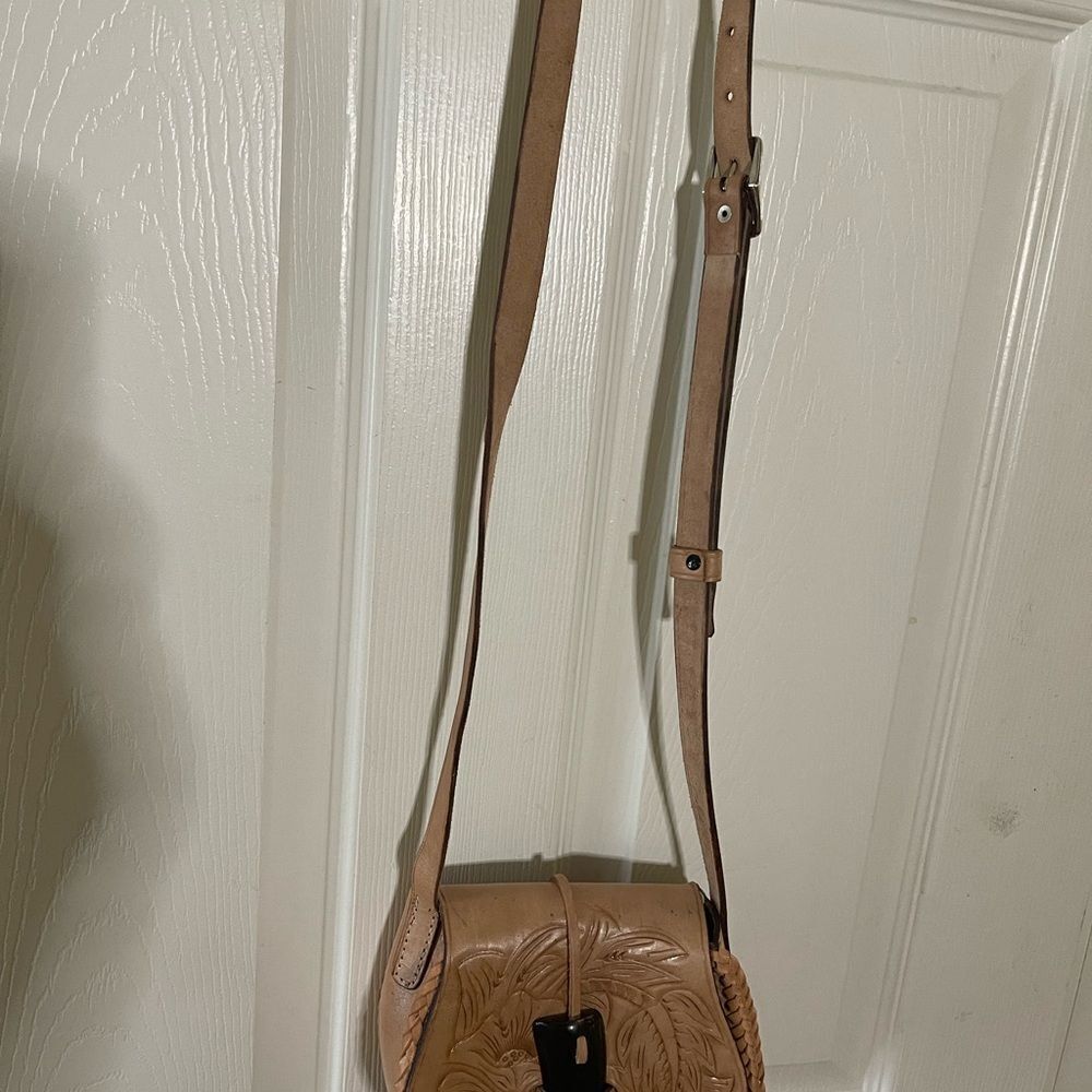 VTG Leather tan tooled small Crossbody Bag hook and loop closure. - Picture 5 of 9